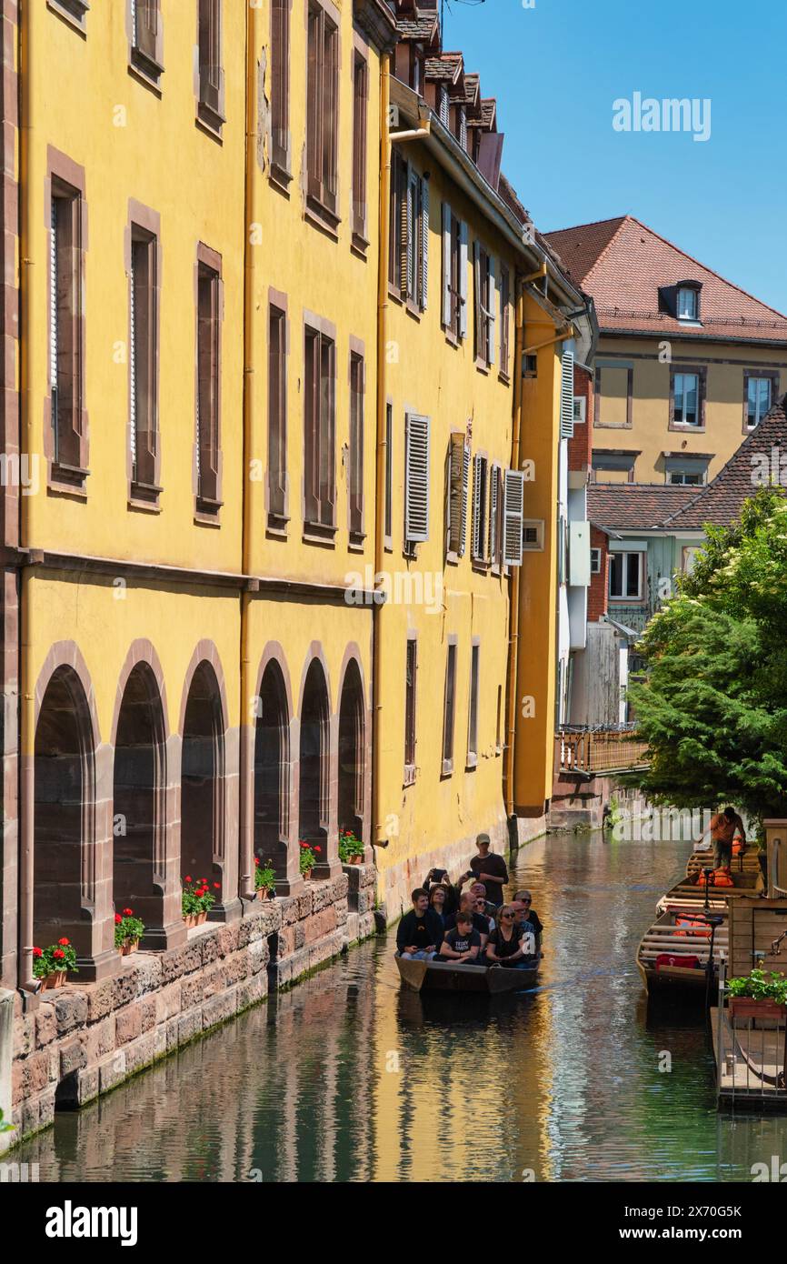 La ville de Colmar avec la rivière Lauch en Alsace en France Banque D'Images