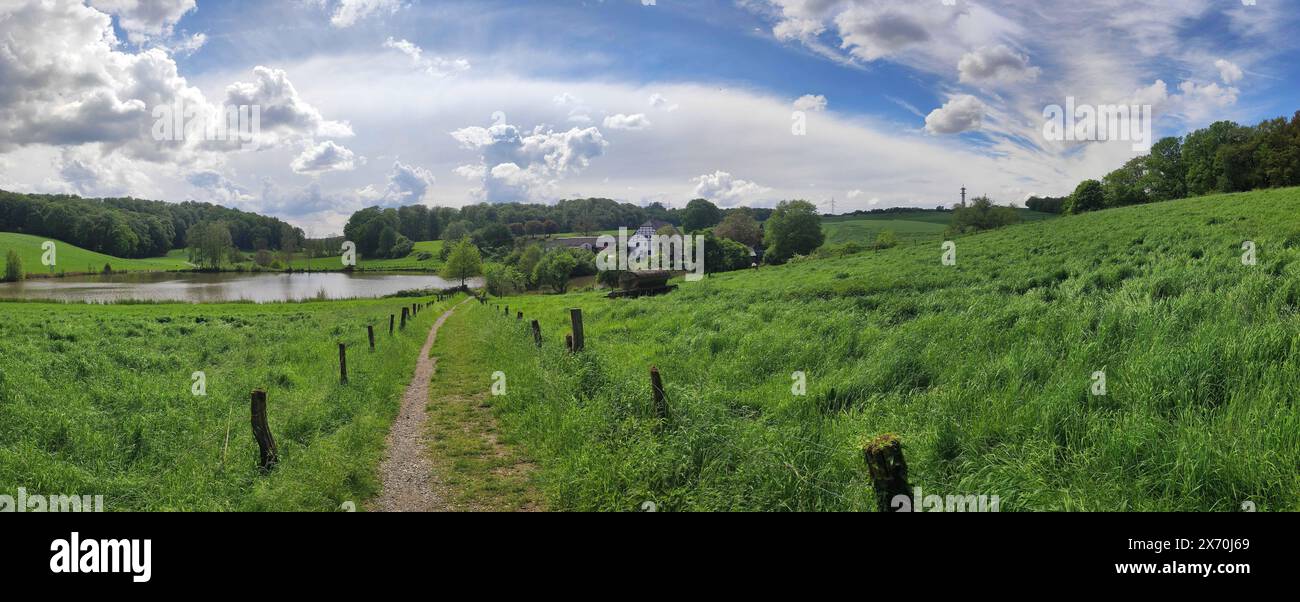 Sonnige Wanderung in Düsseldorf Im mai lud das malerische Rotthäuser Bachtal in Düsseldorf zu einem erholsamen Wandertag ein. Diese natürliche Oase bietet Wanderern die Möglichkeit, die Schönheit der Natur in unmittelbarer Nähe der Stadt zu erleben. DAS sanfte Rauschen des Baches begleitet die Besucher auf ihrem Weg durch das Tal, während sie von einer Vielzahl von Pflanzen und Tieren umgeben sind * en mai 2024, le pittoresque Rotthaeuser Bachtal de Düsseldorf a invité les visiteurs à profiter d'une journée de randonnée. Cette oasis naturelle offre aux randonneurs la possibilité de découvrir la beauté de natur Banque D'Images