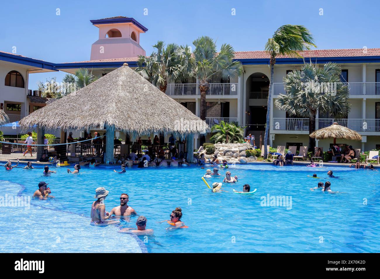 Les clients nageant à l'intérieur de la piscine à Guanacaste, Costa Rica Banque D'Images