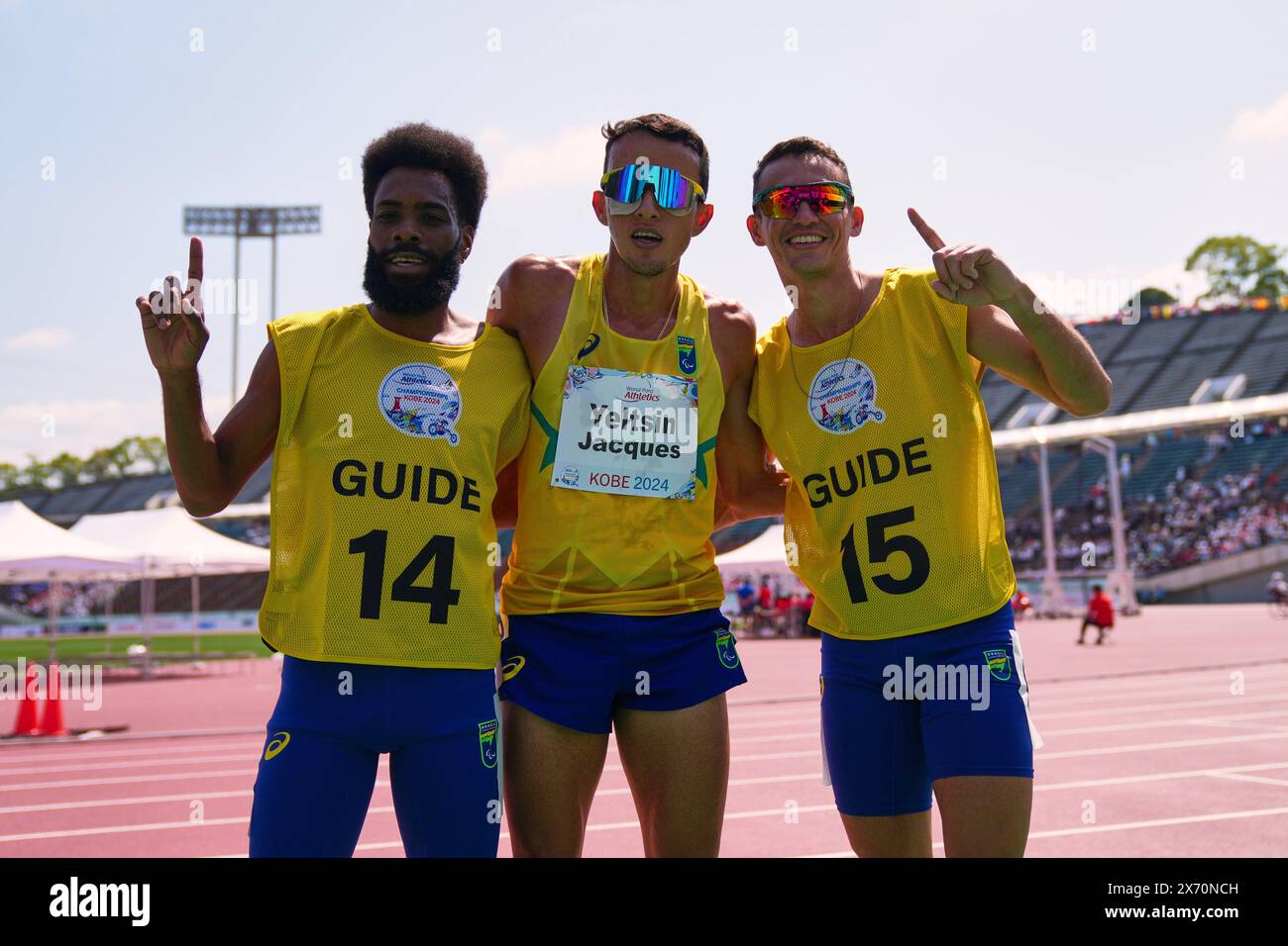 Kobe, Japon. 17 mai 2024. Eltsine Jacques (C) du Brésil pose pour les photos après la finale du 5000m T11 masculin aux Championnats du monde d'athlétisme para qui se sont tenus à Kobe, au Japon, le 17 mai 2024. Crédit : Zhang Xiaoyu/Xinhua/Alamy Live News Banque D'Images