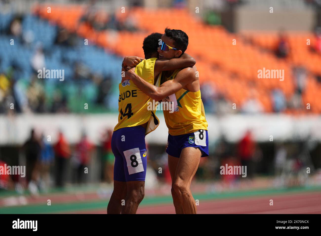 Kobe, Japon. 17 mai 2024. Eltsine Jacques du Brésil (R) célèbre avec son guide Antonio Henrique Barreto Lima après la finale du 5000m T11 masculin aux Championnats du monde de para Athlétisme qui se sont tenus à Kobe, au Japon, le 17 mai 2024. Crédit : Zhang Xiaoyu/Xinhua/Alamy Live News Banque D'Images