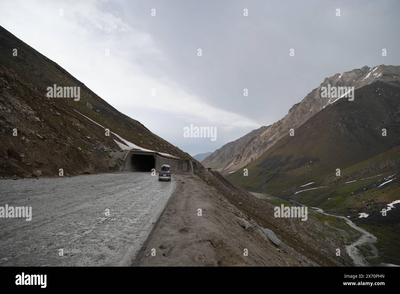 Baghlan. 16 mai 2024. Cette photo prise le 16 mai 2024 montre la route le long du col de Salang reliant l'entrée nord du tunnel de Salang dans la province de Baghlan, au nord de l'Afghanistan. Reliant Kaboul aux neuf provinces du nord, puis aux états d'Asie centrale, le tunnel de Salang le long du col de Salang en Afghanistan a été ouvert pour la première fois en 1964 et a été gravement endommagé en raison de plus de quatre décennies de guerres. Rouvert en 2023, le tunnel est maintenant une ligne de vie essentielle pour le pays dévasté par la guerre. Crédit : Zhao Jiasong/Xinhua/Alamy Live News Banque D'Images