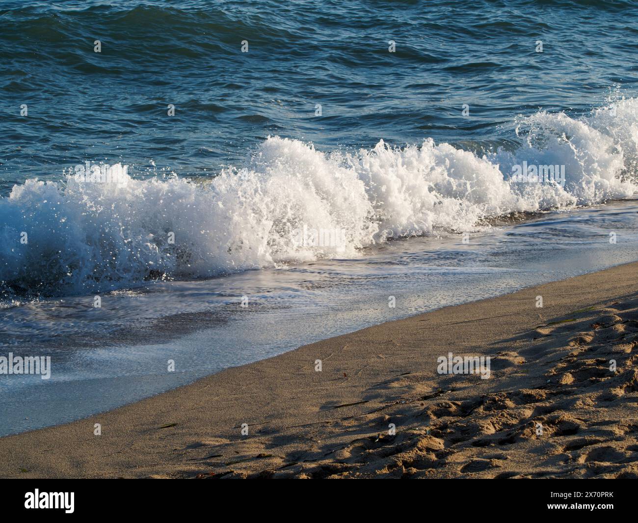 De belles vagues d'eau courbes sont utilisées comme image de fond. Vague océanique. Spectaculaire photo de fond sur le dessus de la vague blanche de l'océan eau de mer splashin Banque D'Images