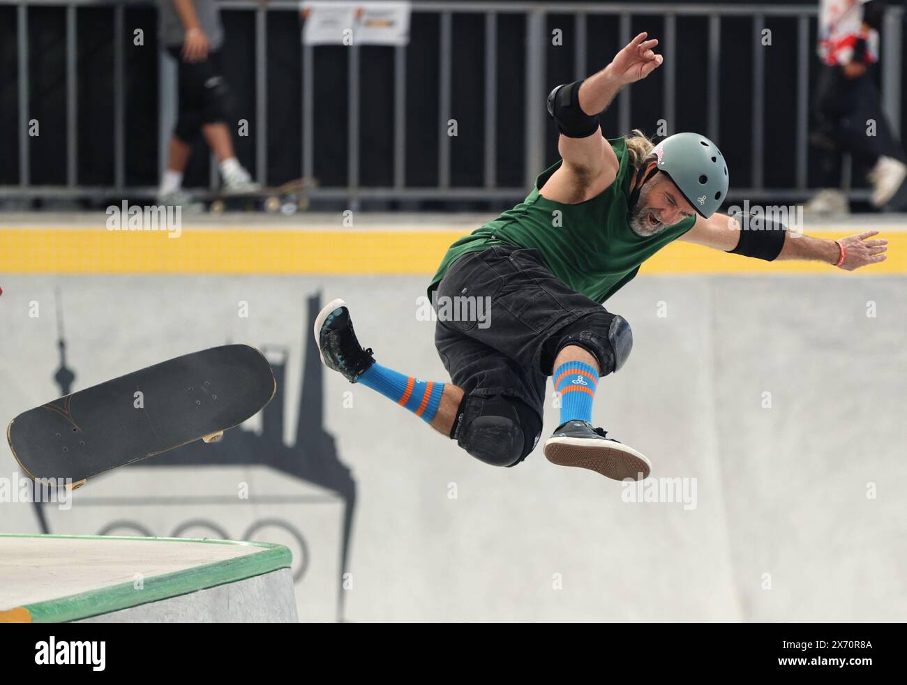 Shanghai. 17 mai 2024. Dallas Oberholzer, de l'Afrique du Sud, participe aux préliminaires du skateboard du parc masculin lors de la série olympique qualificative de Shanghai à Shanghai, dans l'est de la Chine, le 17 mai 2024. Crédit : Jia Haocheng/Xinhua/Alamy Live News Banque D'Images