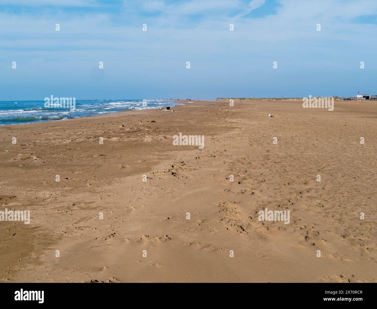plage de sable vide et mer. La plage de sable la plus proche. Beau paysage panoramique. Un horizon marin tropical inspirant. Coucher de soleil ciel tranquilité relaxatio Banque D'Images