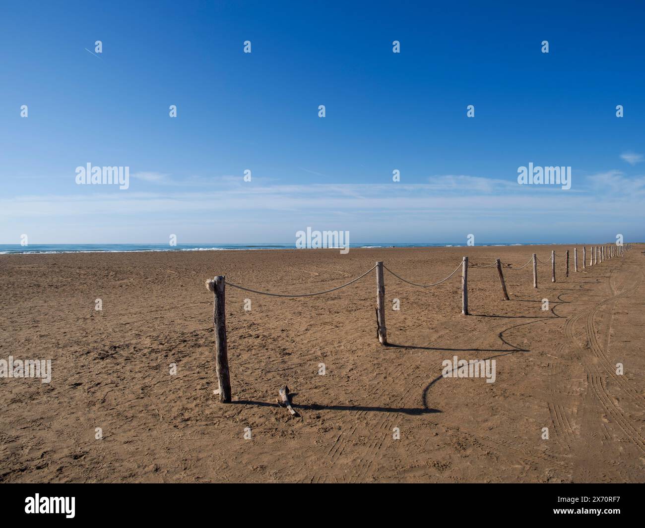 plage de sable vide et mer. La plage de sable la plus proche. Beau paysage panoramique. Un horizon marin tropical inspirant. Coucher de soleil ciel tranquilité relaxatio Banque D'Images