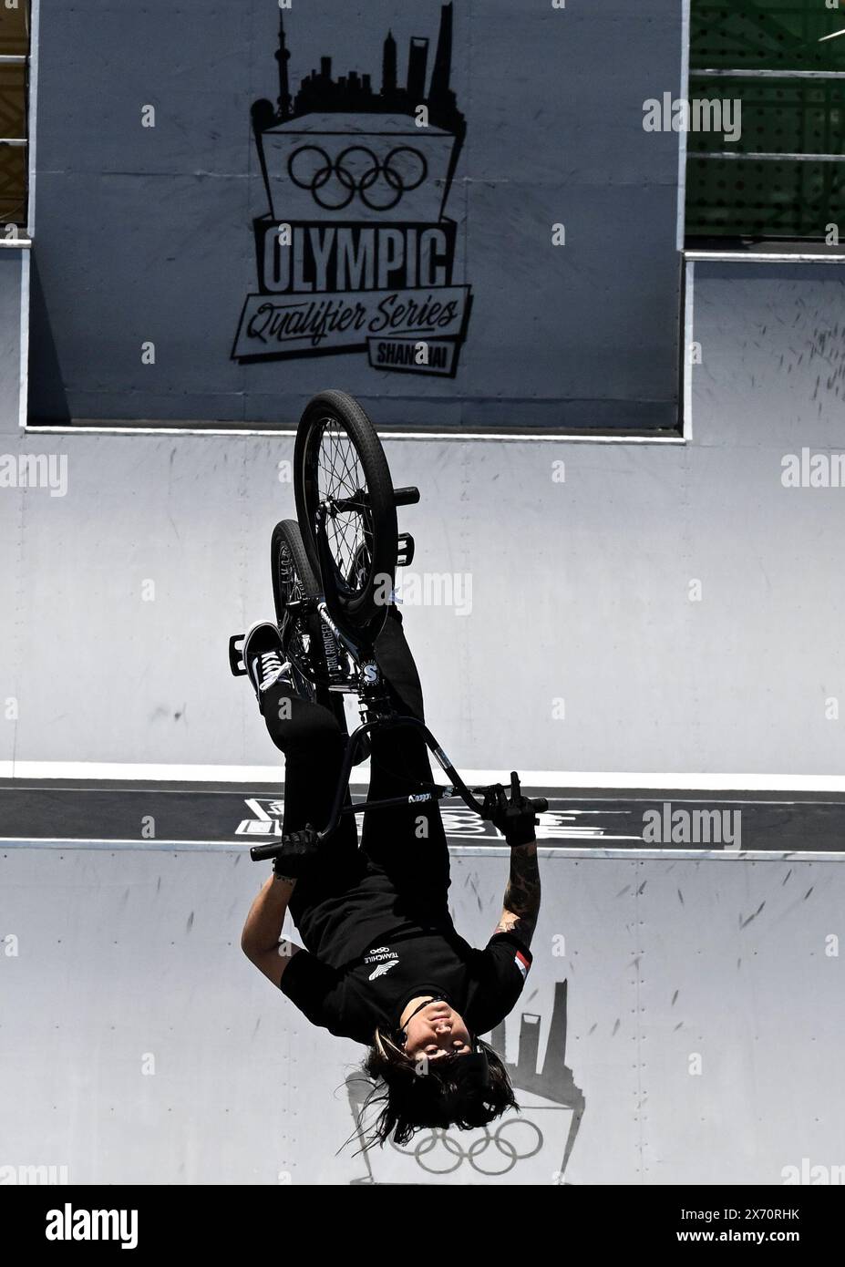 Shanghai. 17 mai 2024. La chilienne Macarena Grasset Perrez participe à la qualification du parc féminin de BMX Freestyle lors de la série olympique qualificative de Shanghai à Shanghai, dans l'est de la Chine, le 17 mai 2024. Crédit : HE Changshan/Xinhua/Alamy Live News Banque D'Images