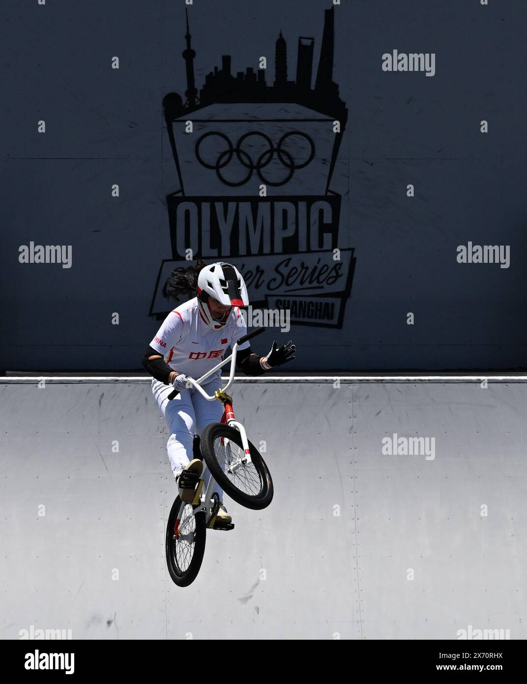 Shanghai. 17 mai 2024. La chinoise Deng Yawen participe à la qualification du parc féminin de BMX Freestyle lors de la série olympique qualificative de Shanghai à Shanghai, dans l'est de la Chine, le 17 mai 2024. Crédit : HE Changshan/Xinhua/Alamy Live News Banque D'Images