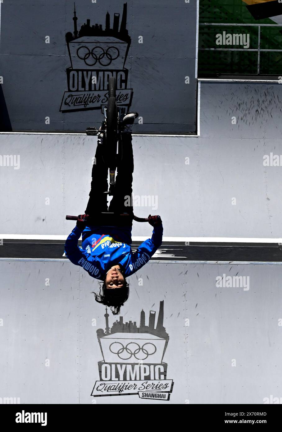 Shanghai. 17 mai 2024. La colombienne Queensaray Serna Villegas concourt lors de la qualification du parc féminin de BMX Freestyle lors des Olympiques qualificatifs Series Shanghai à Shanghai, dans l'est de la Chine, le 17 mai 2024. Crédit : HE Changshan/Xinhua/Alamy Live News Banque D'Images