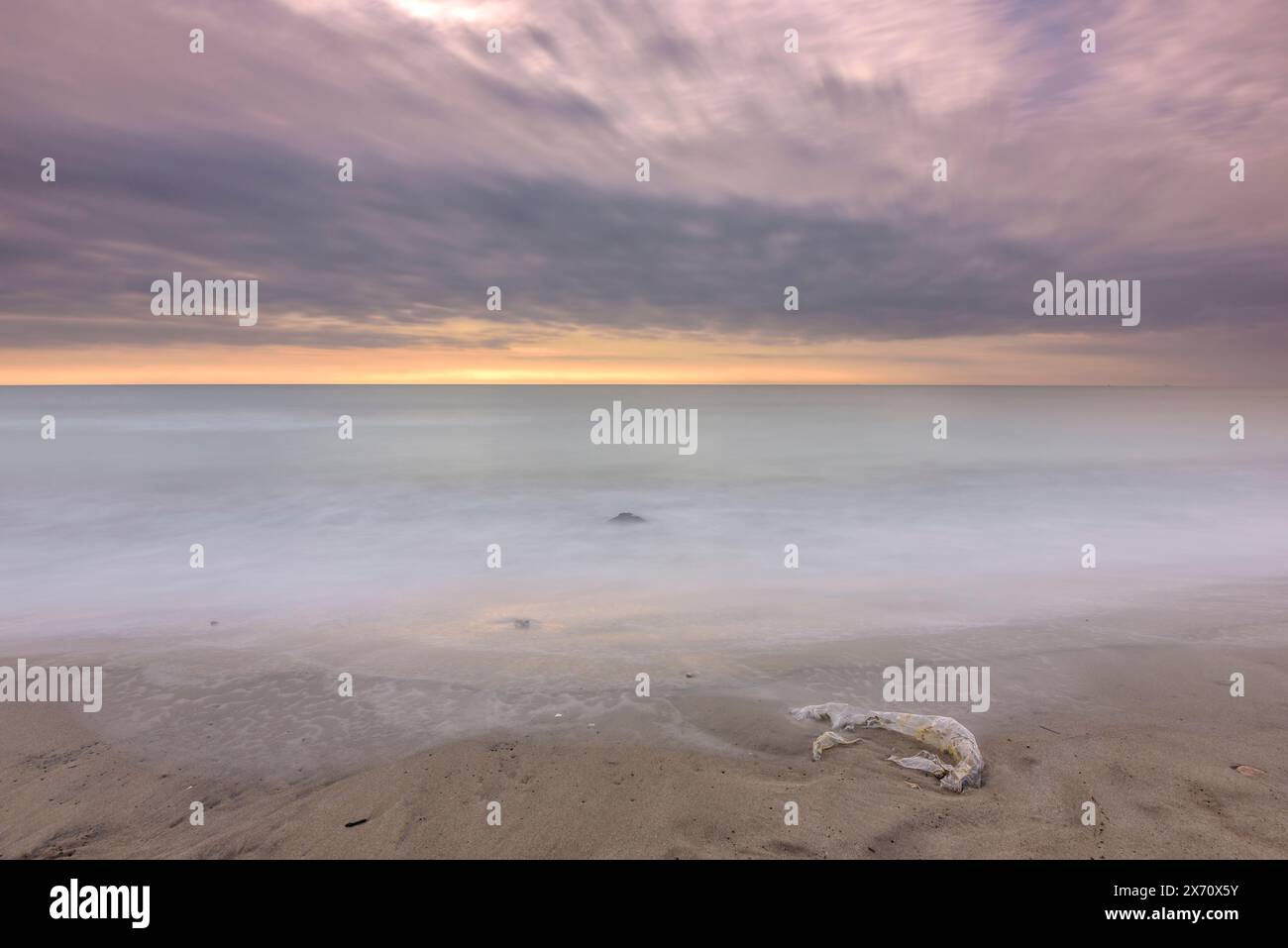 Pollution plastique sur la plage de Migjorn, dans le delta de l'Èbre (Montsià, Tarragone, Catalogne, Espagne) ESP : Contaminación por Plásticos en la playa de Migjorn Banque D'Images