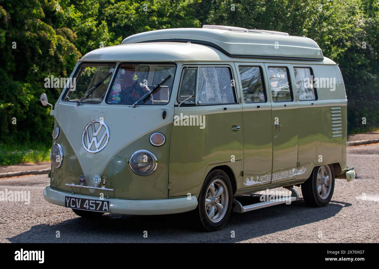 Stoke Goldington, Royaume-Uni - 12 mai 2024:1963 écran divisé Volkswagen Camper van classique conduite sur une route britannique Banque D'Images