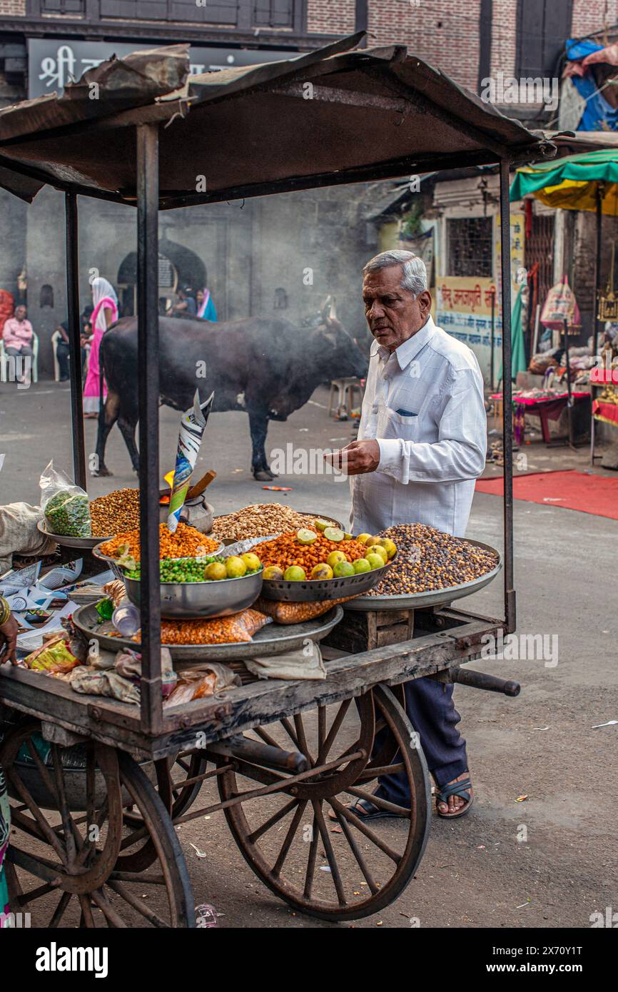 Homme local achetant de la nourriture à un vendeur de rue en Inde, Maharashtra, Nashik Banque D'Images