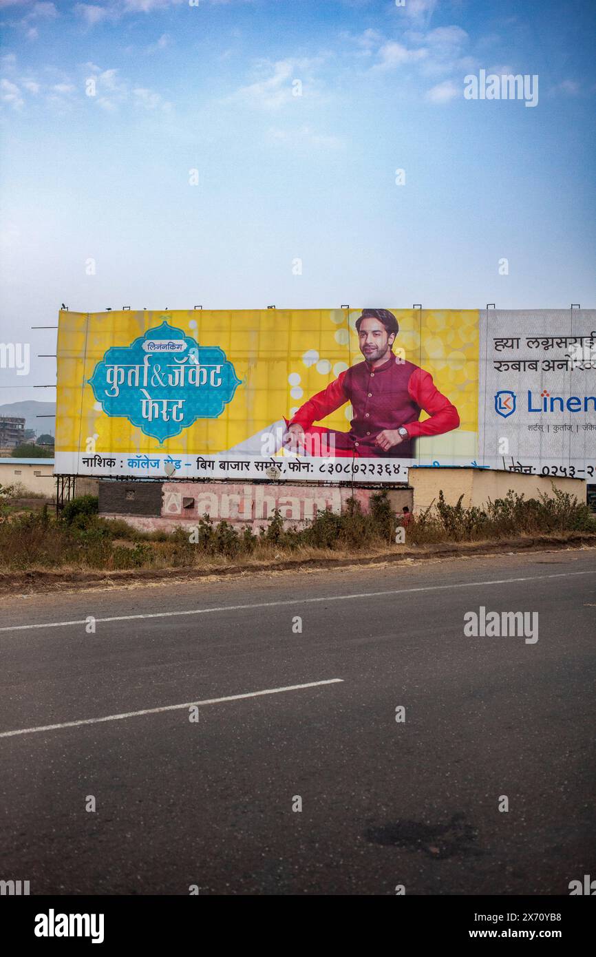 Grand panneau publicitaire indien à côté de la route Banque D'Images