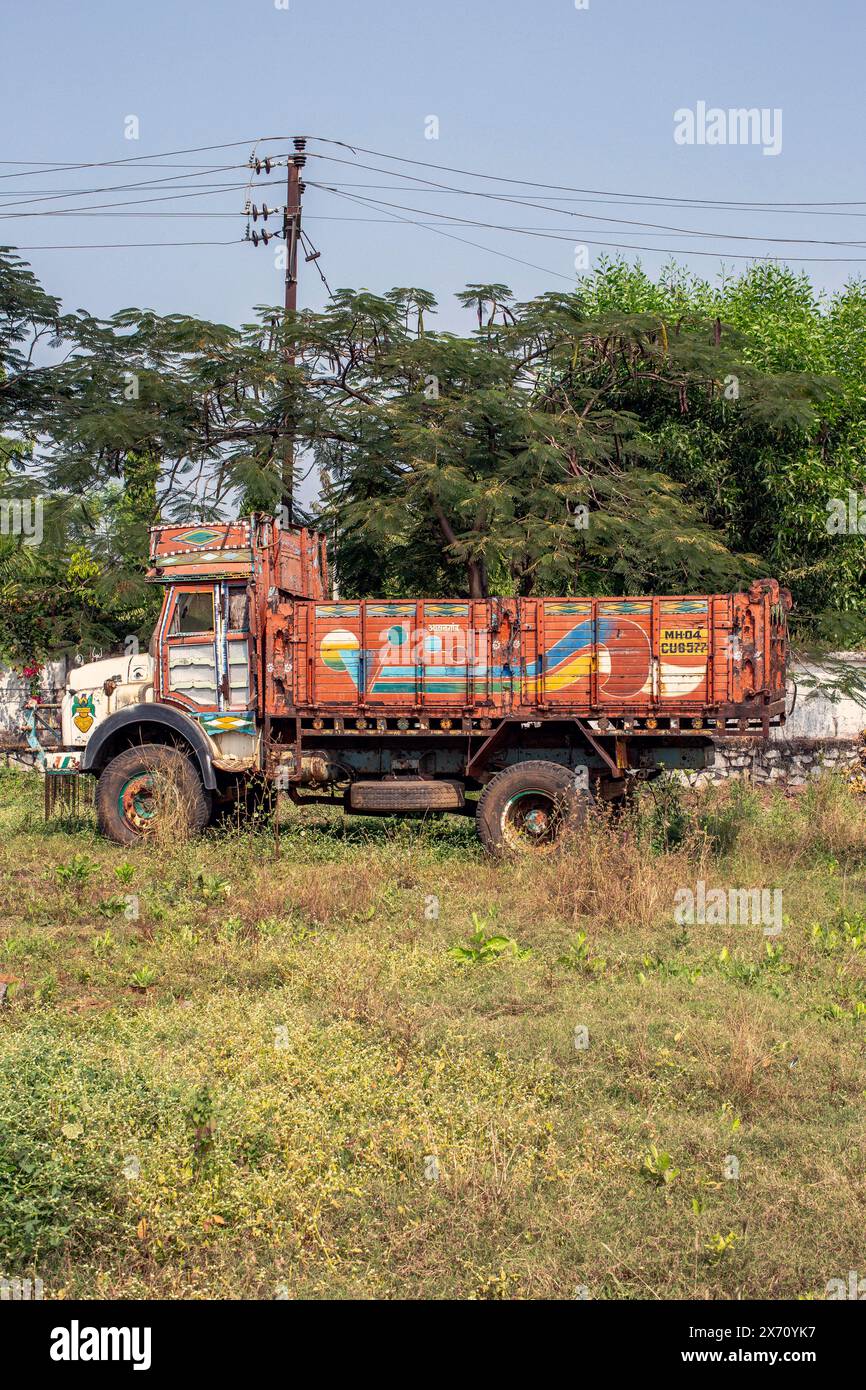 Camion hautement décoré de l'Inde sur le côté de la route près de New Delhi. Banque D'Images