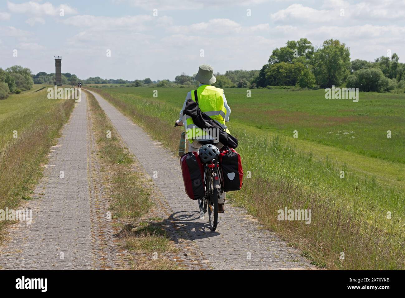 Cycliste, ancienne tour de guet, piste cyclable de l'Elbe près de Boizenburg, Mecklembourg-Poméranie occidentale, Allemagne Banque D'Images