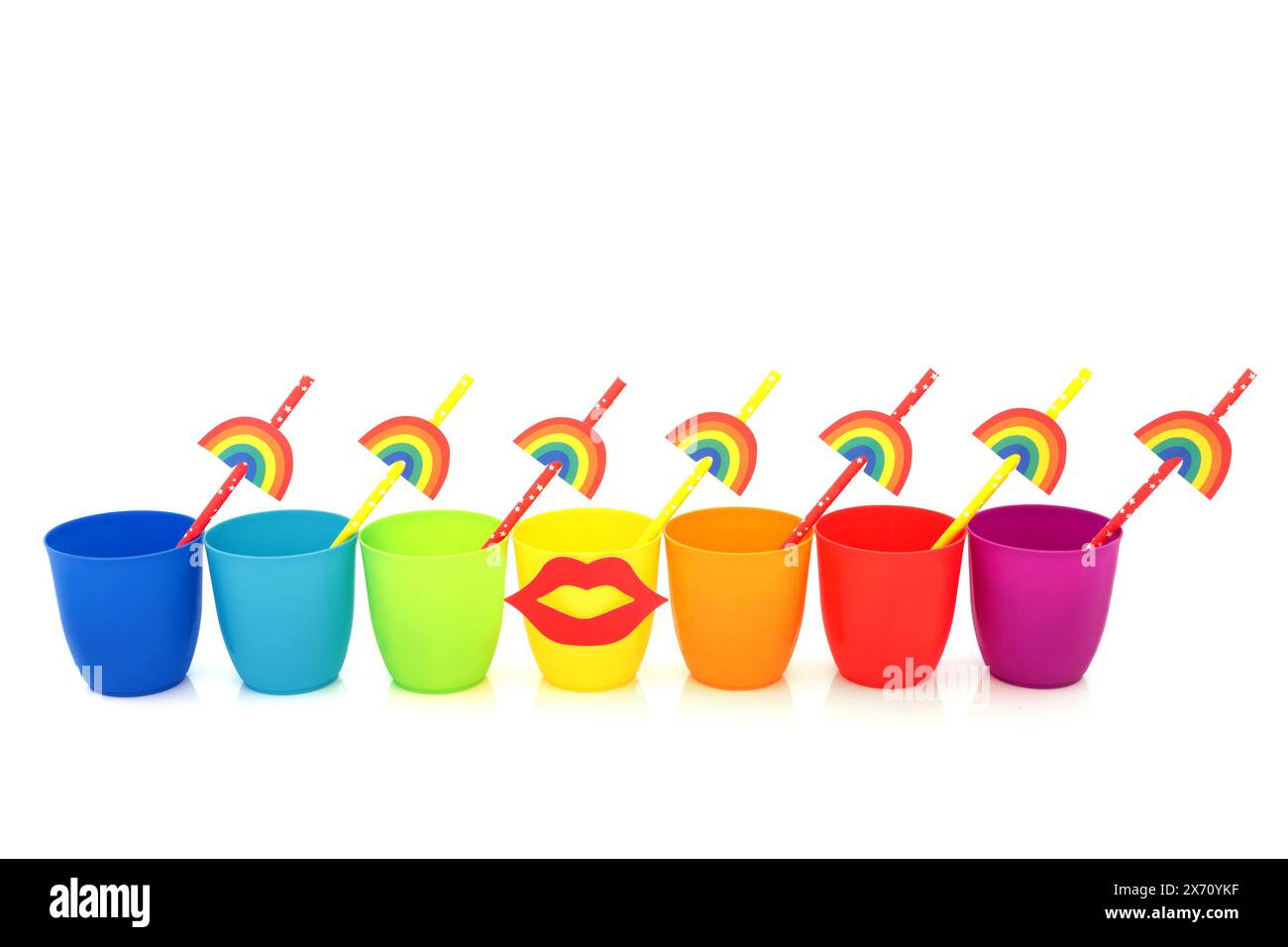Tasses arc-en-ciel avec des lèvres et des pailles en papier écologiques sur fond blanc. Design abstrait coloré avec trans LGBT et ECO friendly.theme. Banque D'Images