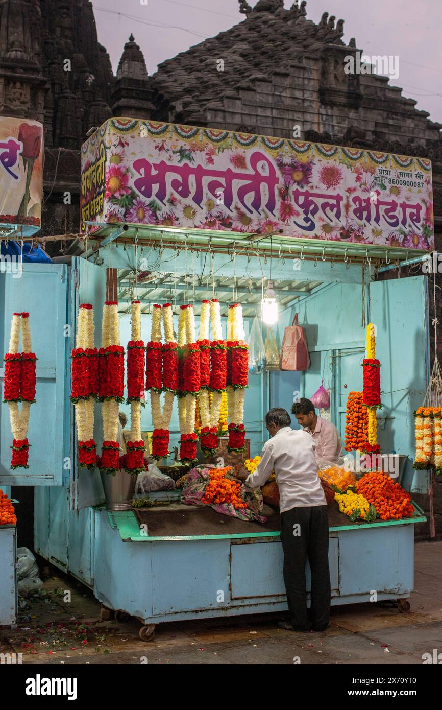 Stalle de fleurs au temple Kalaram, un temple hindou à Nashik du district de Nashik dans le Maharashtra Banque D'Images