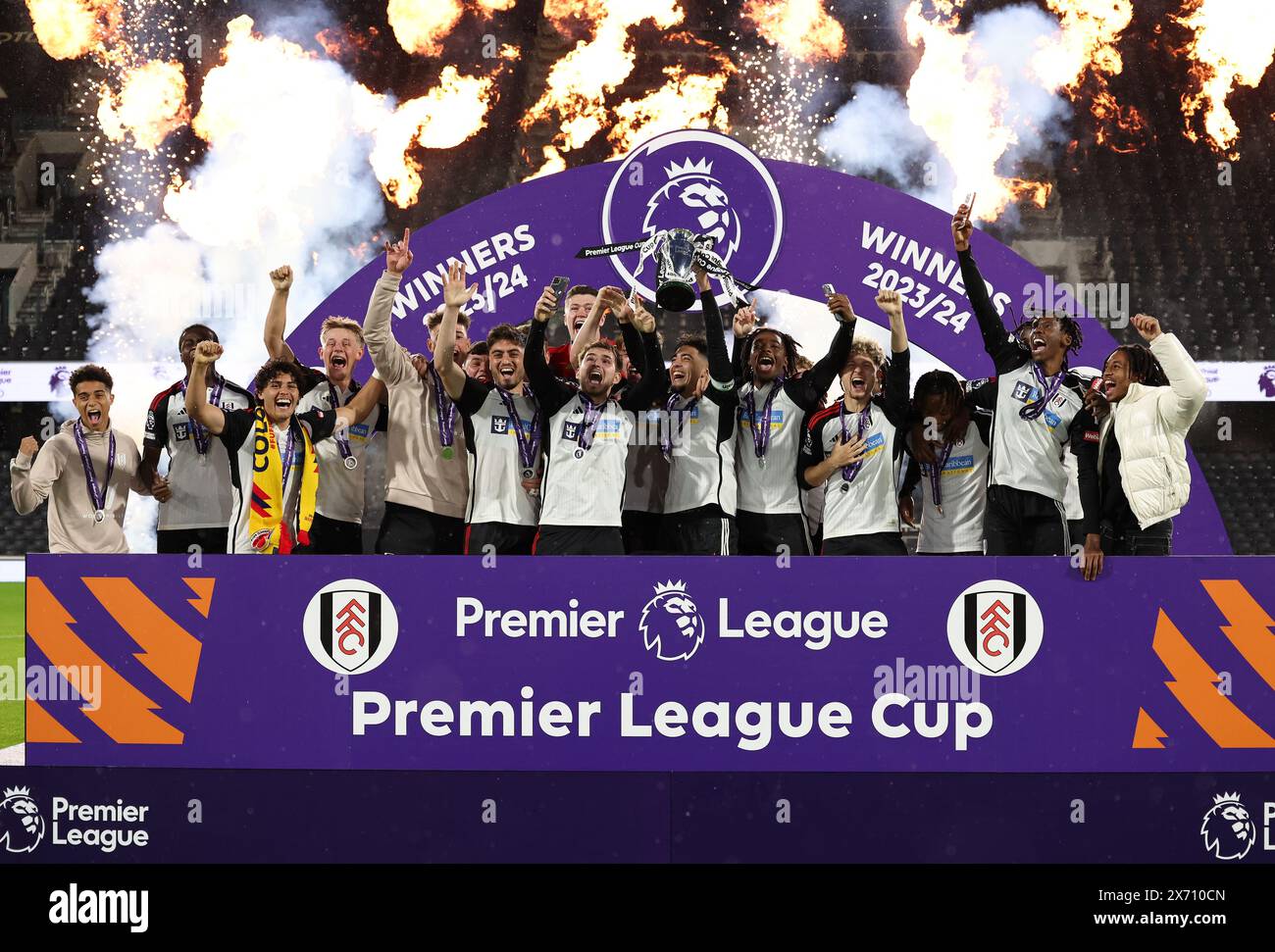 Londres, Angleterre, 16 mai 2024. Les joueurs de Fulham célèbrent avec le trophée lors du match de la premier League Cup à Craven Cottage, Londres. Le crédit de l'image devrait se lire : David Klein / Sportimage Banque D'Images