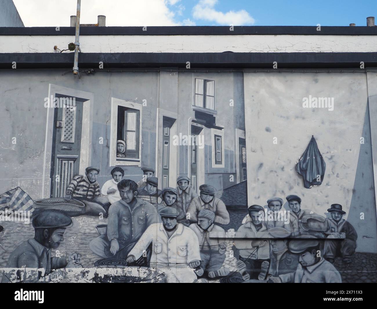 Peintures murales en noir et blanc sur et près de la Rua Manuel Tomé Viegas Vaz, Olhão, Portugal représentant la célébration du patrimoine de l'industrie de la pêche et de la conserve de la ville Banque D'Images