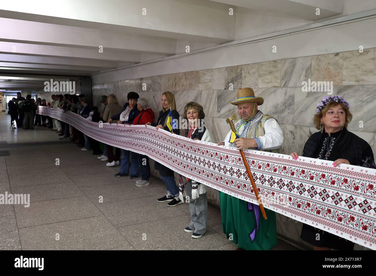 KHARKIV, UKRAINE - 16 MAI 2024 - les participants à la Journée Vyshyvanka dans le donjon événement pour célébrer la Journée mondiale Vyshyvanka, Kharkiv, dans le nord-est de l'Ukraine. Banque D'Images