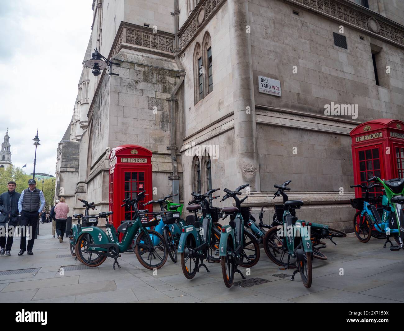 Bell Yard centre de Londres avec des rangées de vélos de location à louer, et boîte de téléphone rouge en arrière-plan Banque D'Images