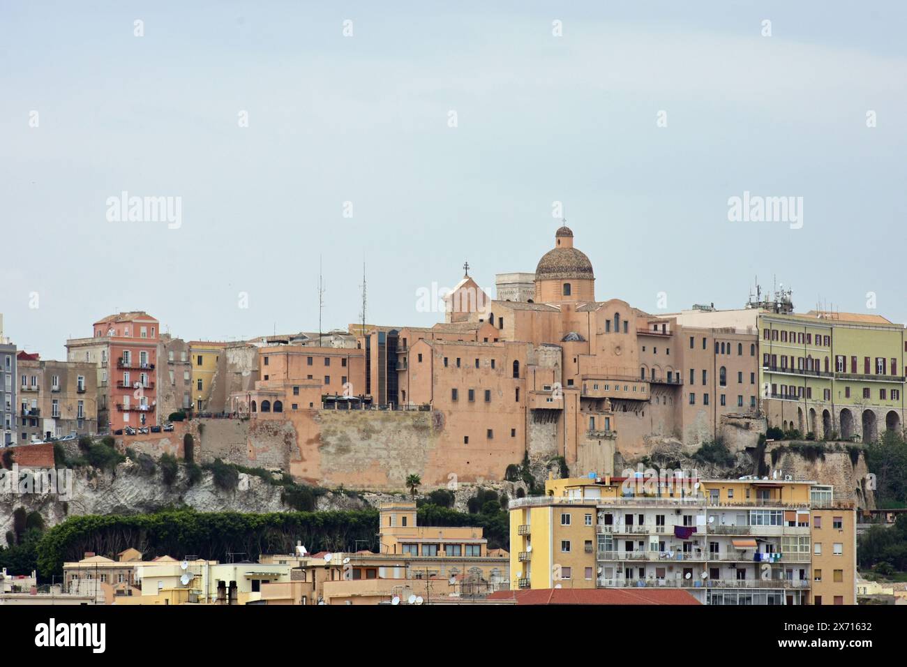 Vue de Cagliari, Sardaigne, Italie avec Quartiere Castello médiéval fortifié et fortifié, sur la colline en arrière-plan Banque D'Images