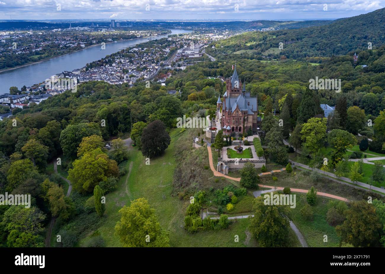 Vue panoramique sur le château de Drachenfels dans la vallée du Rhin par un jour pluvieux d'automne. Vue aérienne Banque D'Images
