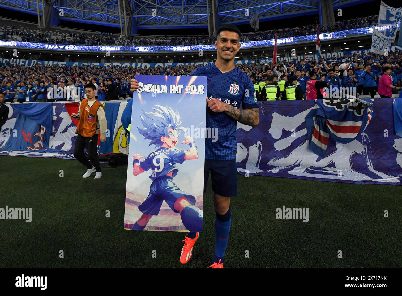 Shanghai Shenhua Football Club a battu Qingdao Hainiu Football Club avec 2-0 au douzième tour de la Super League chinoise (CSL) 2024 à Shanghai, Banque D'Images