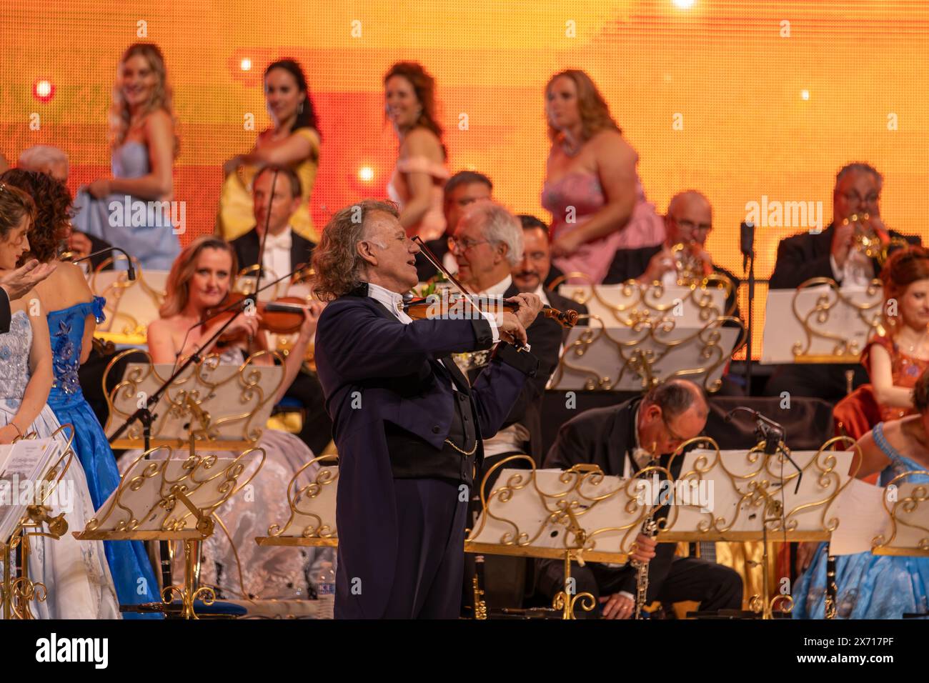 LEEDS, ROYAUME-UNI. 16 avril 2024. Andre Rieu et son Johann Strauss Orchestra, tournée britannique 2024 crédit : Paul Whitehurst//PBW Media/Alamy Live News Banque D'Images