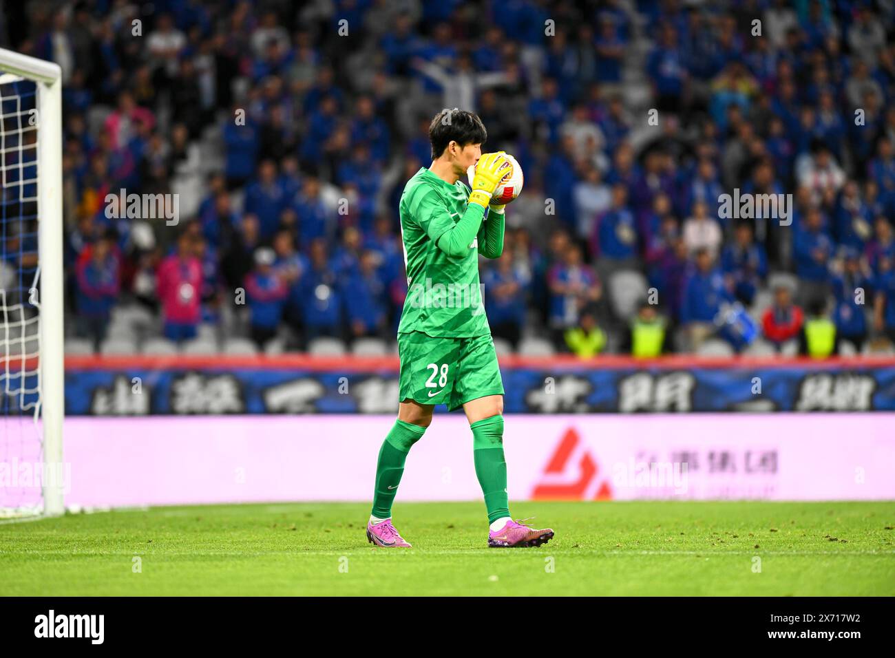 Shanghai Shenhua Football Club a battu Qingdao Hainiu Football Club avec 2-0 au douzième tour de la Super League chinoise (CSL) 2024 à Shanghai, Banque D'Images