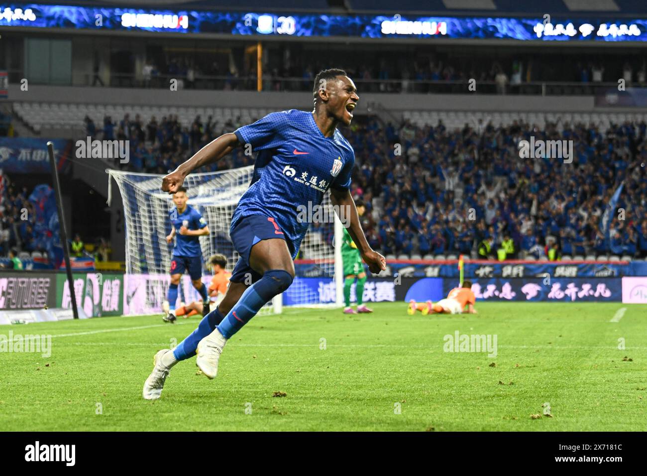 Shanghai Shenhua Football Club a battu Qingdao Hainiu Football Club avec 2-0 au douzième tour de la Super League chinoise (CSL) 2024 à Shanghai, Banque D'Images
