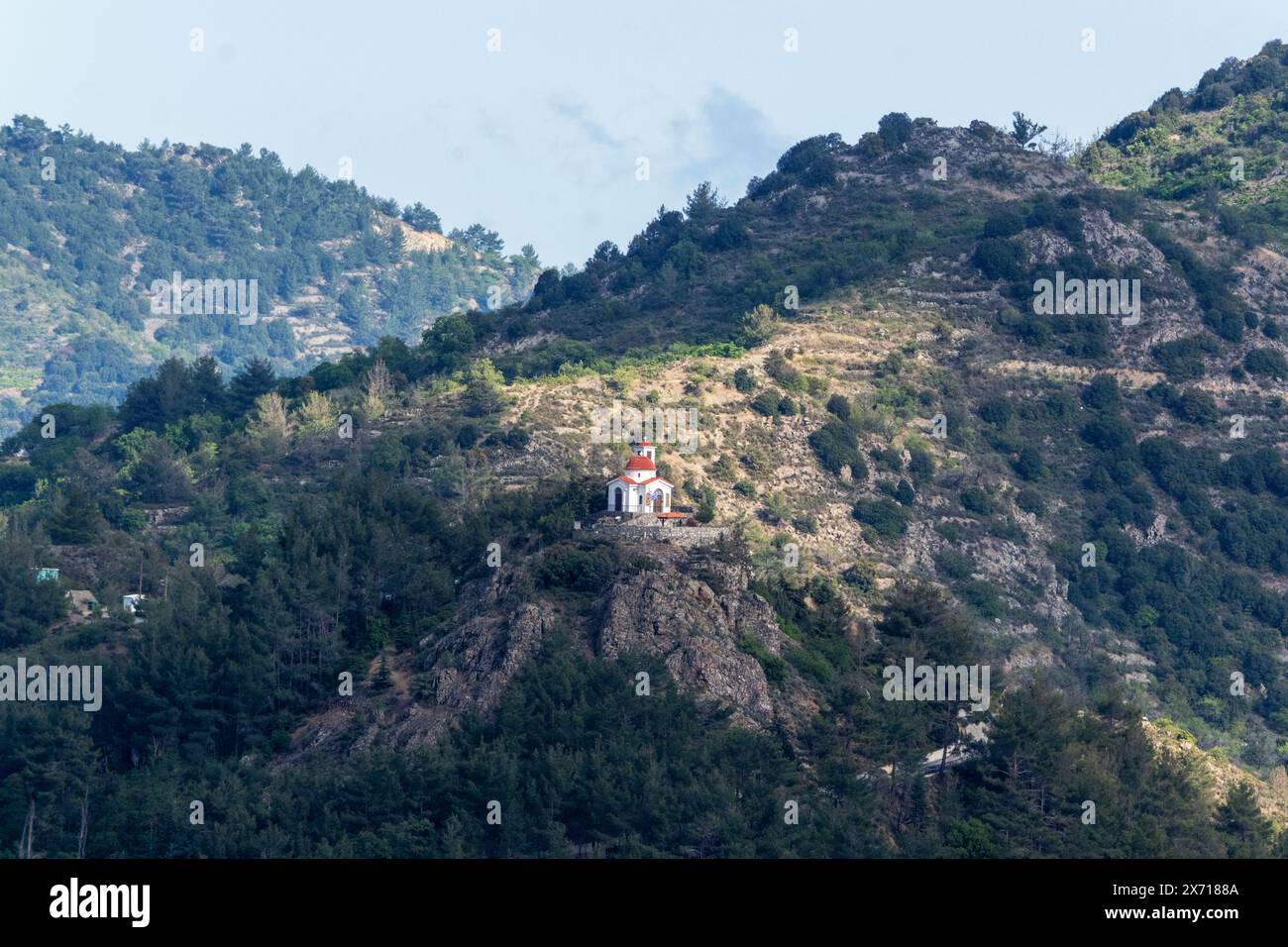 Petite chapelle à flanc de montagne près du village de Kyperounta, Pitsilia, district de Limassol, Chypre. Banque D'Images