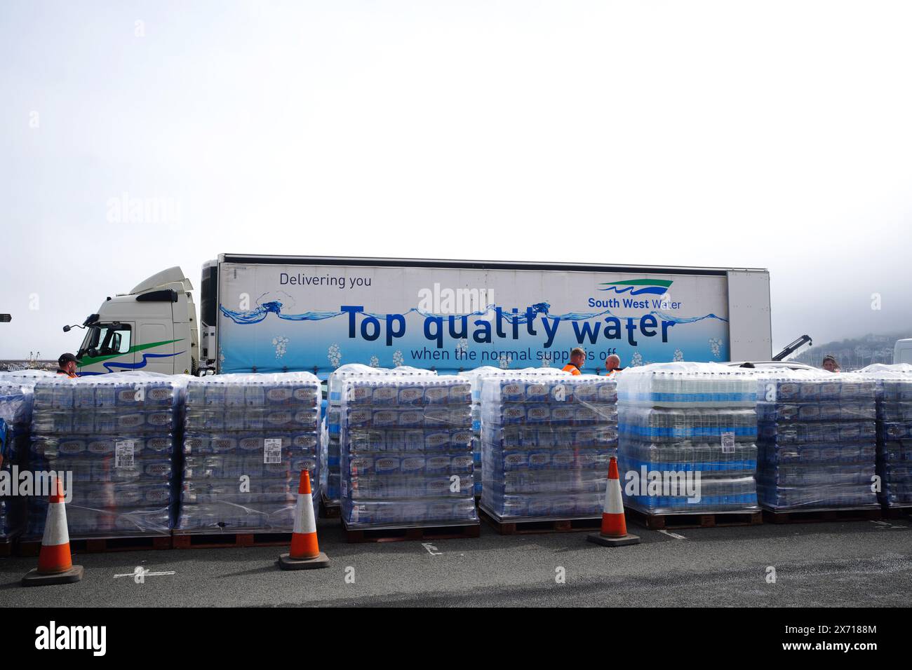 Eau embouteillée au parking Freshwater à Brixham. Environ 16 000 ménages et entreprises de la région de Brixham, dans le Devon, ont été priés de ne pas utiliser leur eau du robinet pour boire sans la faire bouillir et la refroidir d’abord, suite à la découverte de petites traces d’un parasite dans le réseau d’eau local. Date de la photo : vendredi 17 mai 2024. Banque D'Images