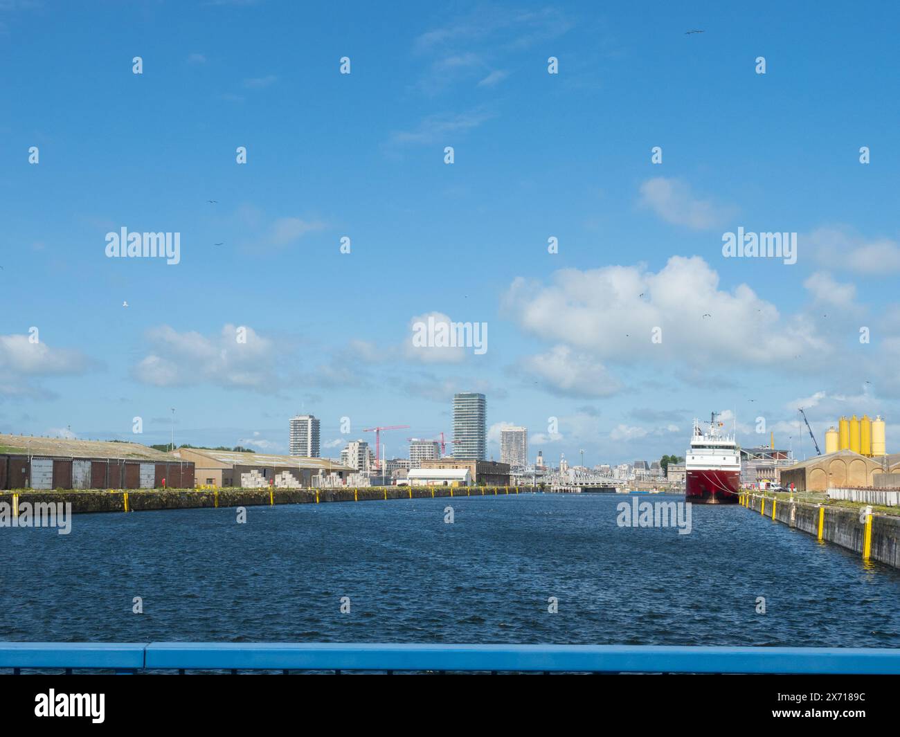 Ostende, Belgique - 1er août 2023 : vue sur le bassin central du port Banque D'Images