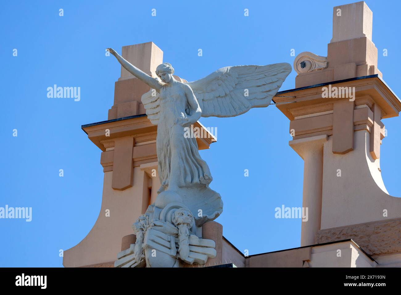 GÊNES, ITALIE, 26 JUILLET 2023 - statue d'ange de la victoire du régime fasciste au sommet d'un bâtiment historique de Gênes, Italie Banque D'Images