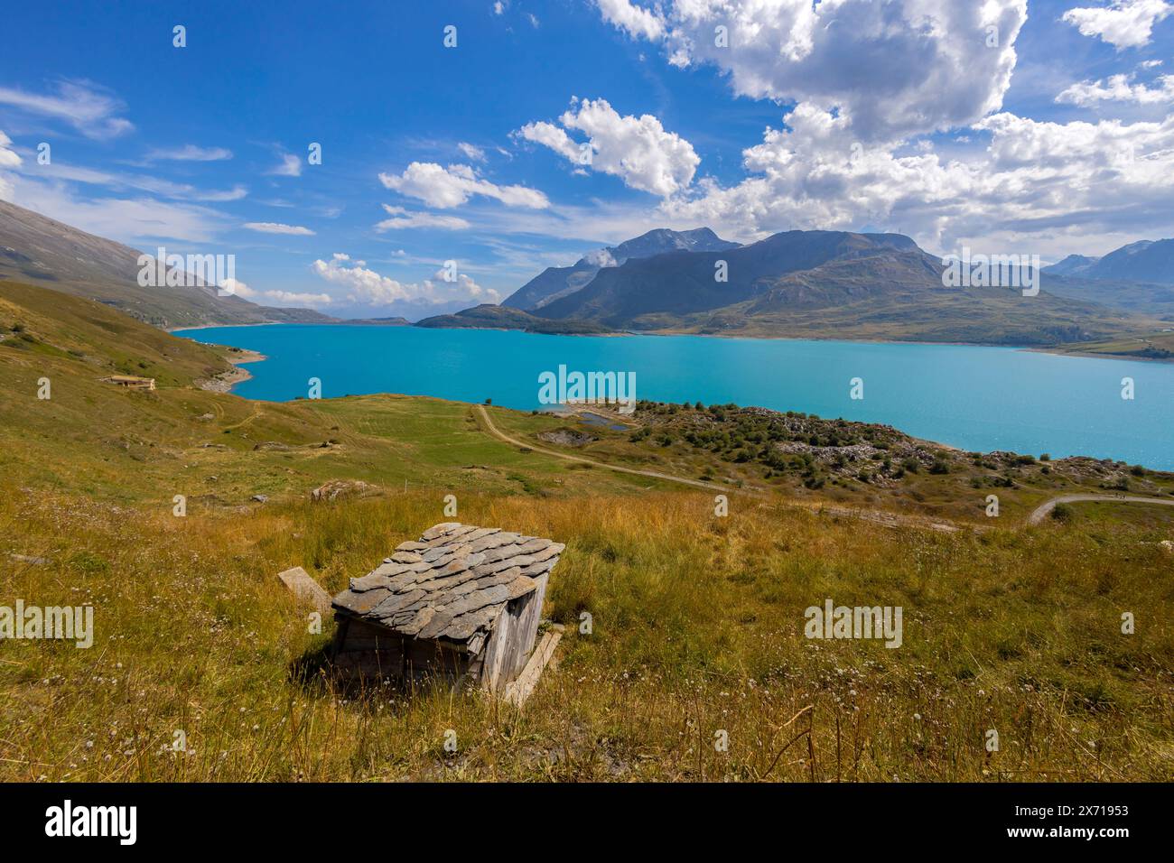 Vue sur le lac du Mont-Cenis près de la colline du Mont-Cenis entre le Val di Susa italien et la vallée de la Maurienne française, France Banque D'Images