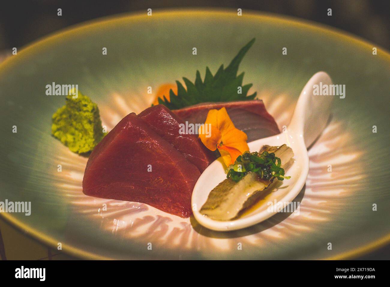 Sashimi Moriawase de thon, saumon et flet et servi dans un bol Banque D'Images