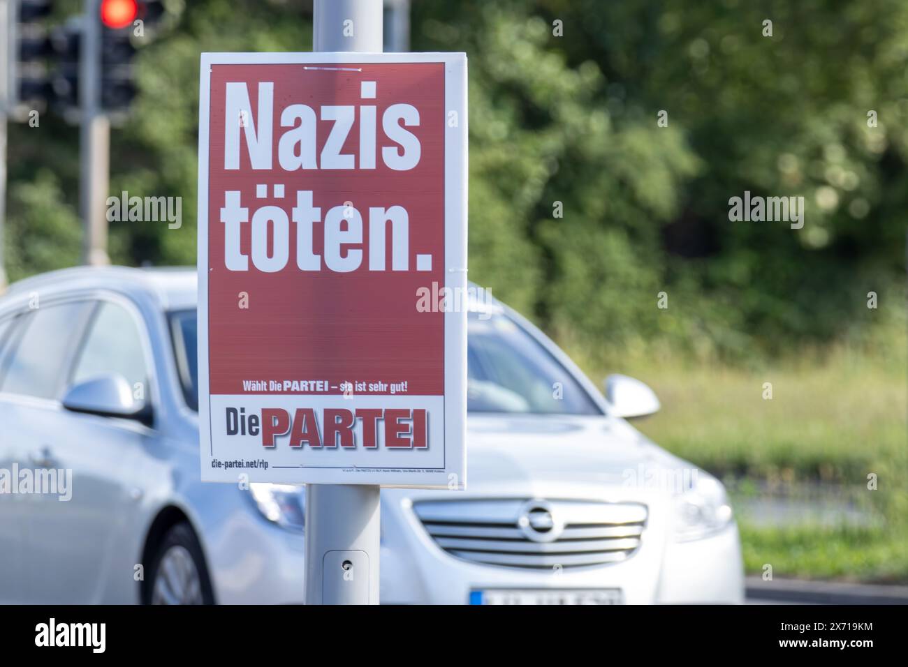 Ludwigshafen, 15 mai 2024 : affiche électorale du parti DIE PARTEI pour les élections européennes de 2024. Le parti annonce avec le slogan NAZIS TÖTEN Banque D'Images