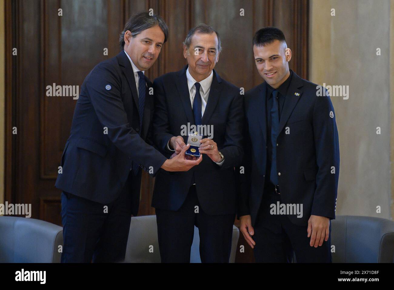 Milan, Italie. 17 mai 2024. Simone Inzaghi e Lautaro Martinez ricevono da Giuseppe Sala (al centro) l'Ambrogino d'oro all'Inter, per il conseguimento del 20&#xb0 ; titolo di Campione d'Italia -Venerd&#xec; 17 Maggio 2024 (Foto Claudio Furlan/Lapresse) Simone Inzaghi et Lautaro Martinez reçoivent l'Ambrogino d'oro de Giuseppe Sala (au centre) à l'Inter Milan pour leur 20e titre de champions italiens -vendredi 17 mai 2024 (photo Claudio Furlan/Lapresse) crédit : LaPresse/Alamy Live News Banque D'Images