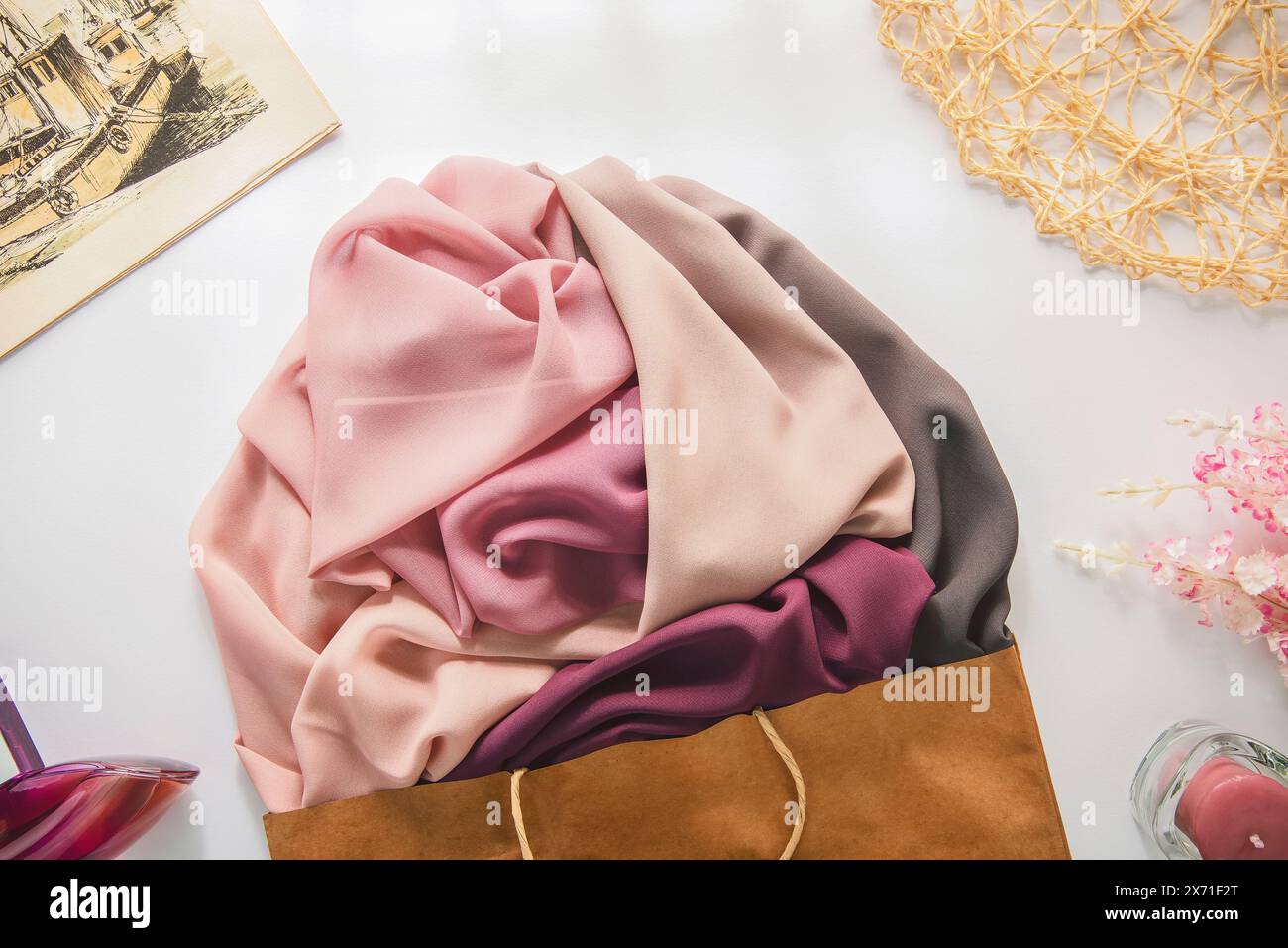 Foulard en mousseline dégradé cinq tons (Hijab) pour les femmes musulmanes. Tissu en mousseline de haute qualité avec un design élégant qui crée un superbe look chic. Banque D'Images