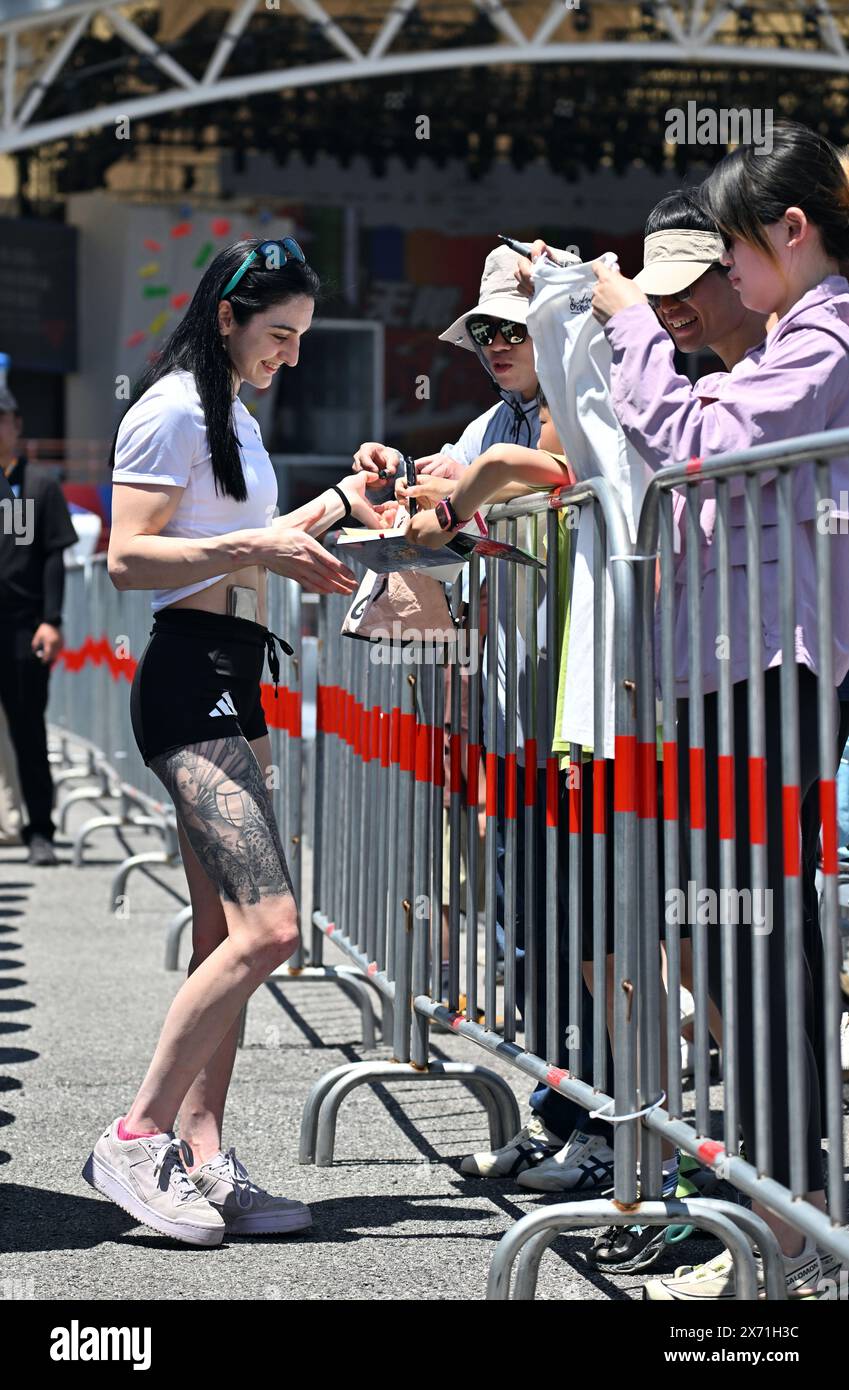 Shanghai. 17 mai 2024. Mia Krampl (G), de Slovénie, signe des autographes lors de la qualification en tête du bloc féminin et de l'escalade sportive lors de la série olympique qualificative de Shanghai à Shanghai, dans l'est de la Chine, le 17 mai 2024. Crédit : Tao Xiyi/Xinhua/Alamy Live News Banque D'Images