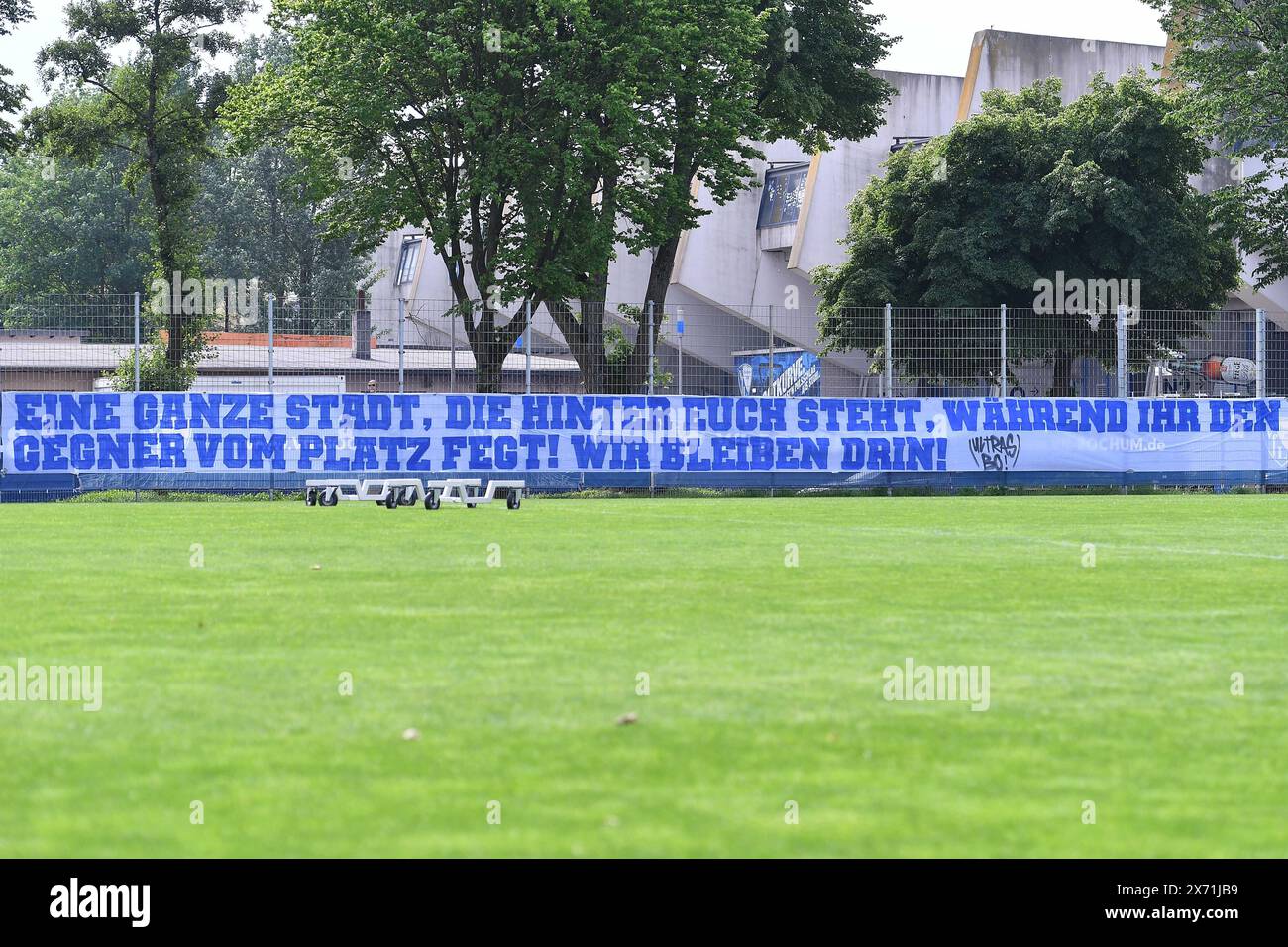 Bochum, Allemagne. 17 mai 2024. Fussball 1. Bundesliga Training VfL Bochum am 17.05.2024 auf dem Trainingsgelaende am Vonovia Ruhrstadion in Bochum Spruchband/Banner auf dem Trainingsplatz mit der Aufschrift : eine ganze Stadt, die hinter euch steht, waehrend ihr den Gegner vom Platz fegt! wir bleiben drin ! Foto : Revierfoto crédit : ddp Media GmbH/Alamy Live News Banque D'Images