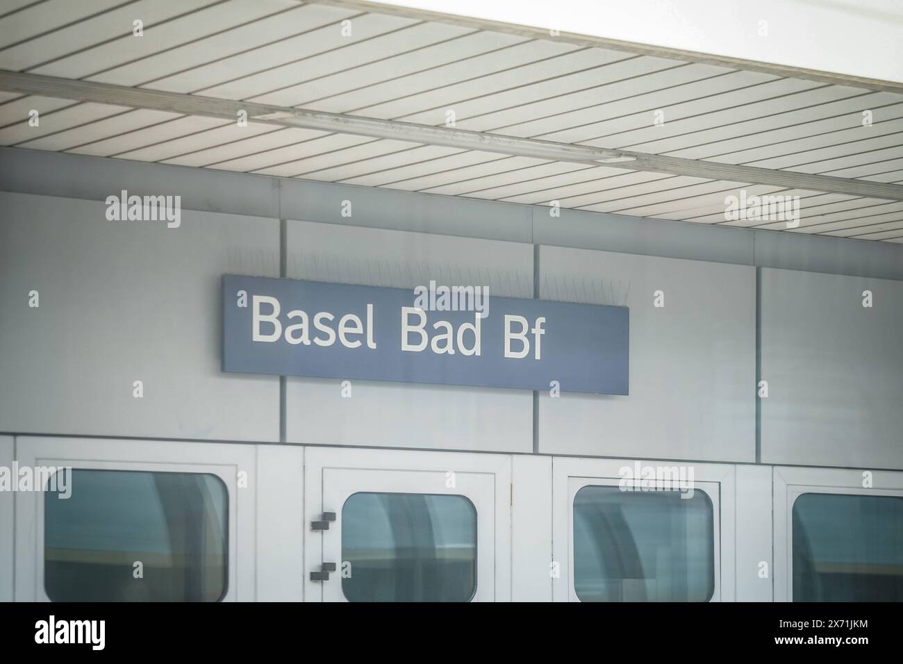 Bahnhof Basel Badischer Bahnhof, auch bekannt als Basel Bad Bf, Deutschland, Basel, Schweiz, Grenzbahnhof, Deutsche Bahn, IC-Züge, ICE-Züge, Regionalzüge, S-Bahn, Verbindungen nach Deutschland, Verbindungen nach Schweiz, Dreiländereck, Zollkontrollen, Fahrkartenkontrollen, Bahnhofsgebäude, Architekt Karl Moser, Baujahr 1913, Modernisierung, Parkplätze Fahrradstellplätze, Bahnhofshalle, Geschäfte, restaurants, Serviceeinrichtungen, Barrierefreiheit, Gepäckaufbewahrung, BahnhofsPersonal, Reisendeninformationen, Öffentlicher Nahverkehr, Straßenbahn, Busse, Tramlinien 2, 6, 8, Anschlussmöglichkei Banque D'Images