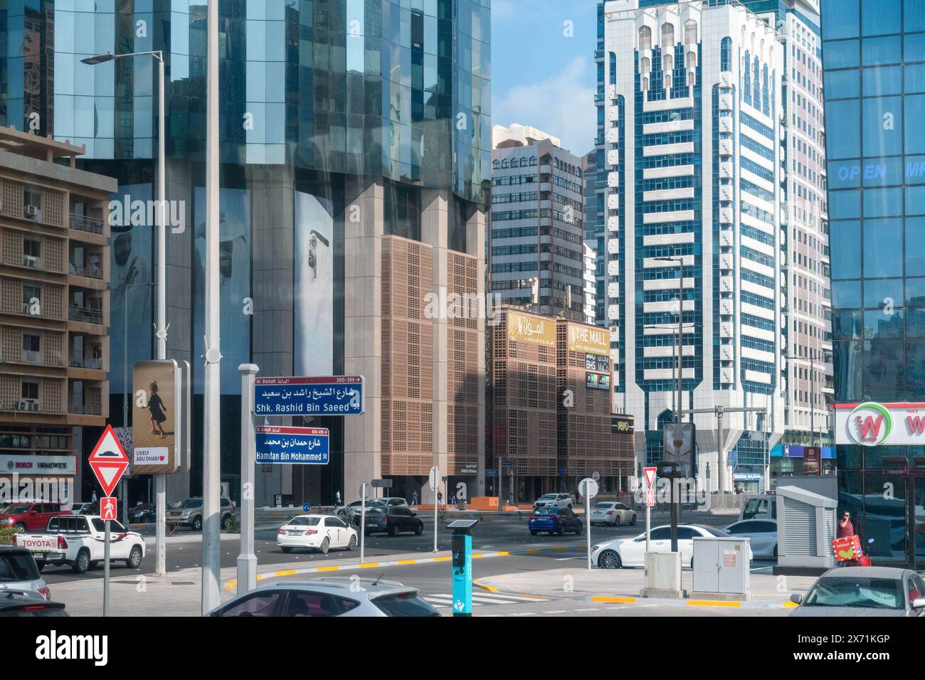 Abu Dhabi, Émirats arabes Unis - 4 janvier 2024 : une vue vibrante de la ligne d'horizon dynamique d'Abu Dhabi mettant en valeur l'architecture contemporaine et la vie urbaine animée. Banque D'Images