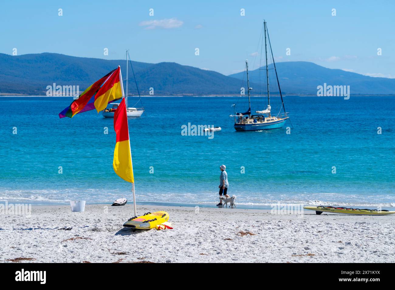 Surfez le drapeau sauveur sur le sable blanc à Waubs Bay, Bicheno Beach East Coast Tasmanie Banque D'Images