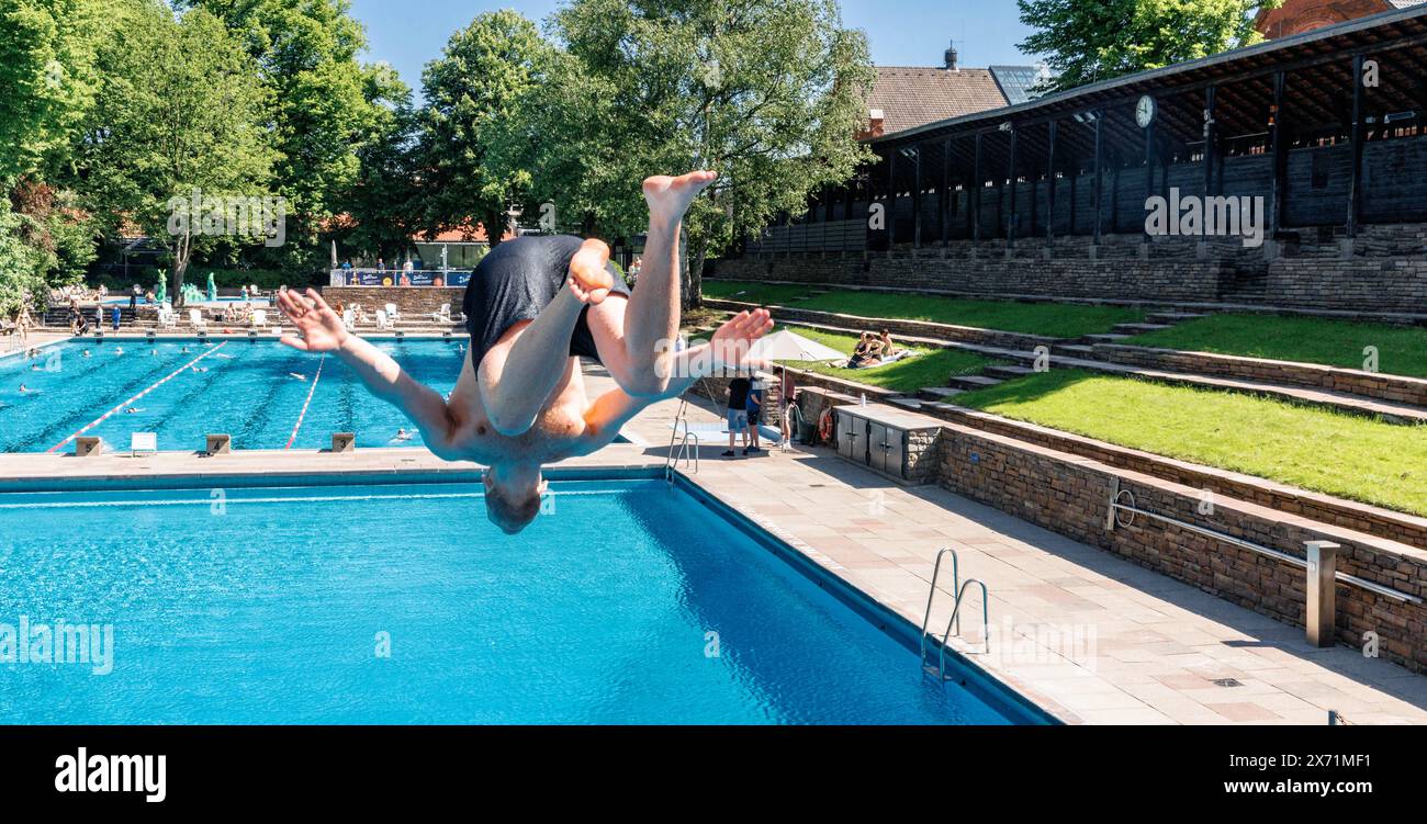 Hambourg, Allemagne. 17 mai 2024. Un premier visiteur saute de la tour de 3 mètres. Bäderland Hamburg annonce le début de la saison en plein air et ouvre la piscine de Kaifu. Crédit : Markus Scholz/dpa/Alamy Live News Banque D'Images