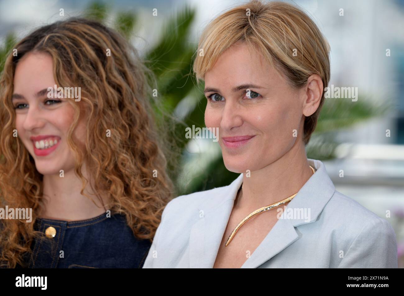 Cannes, France. 17 mai 2024. CANNES, FRANCE. 17 mai 2024 : Judith Godreche et sa fille Tess Barthelemy au me Too Photocall du 77ème Festival de Cannes. Crédit photo : Paul Smith/Alamy Live News Banque D'Images