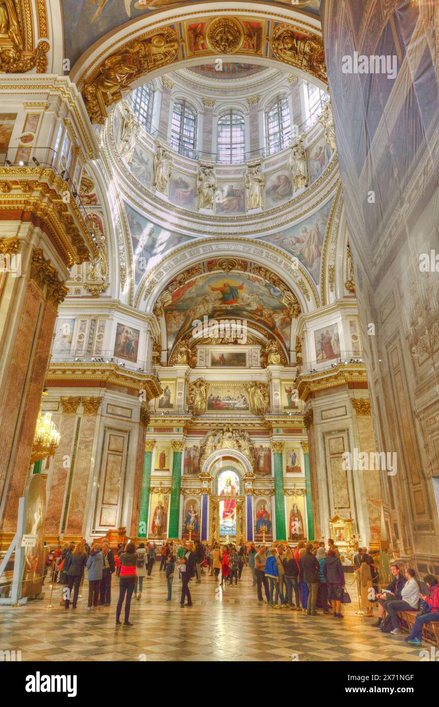 Vue intérieure avec les touristes, la Cathédrale St Isaac, l'UNESCO World Heritage Site, Saint-Pétersbourg, Russie Banque D'Images