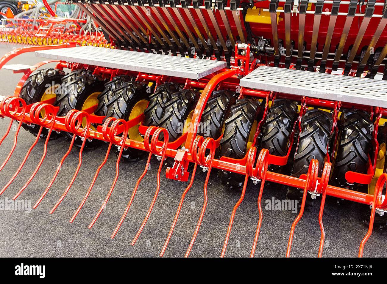 Semoir remorque nouvel équipement pour tracteur. Exposition de nouveaux échantillons Banque D'Images