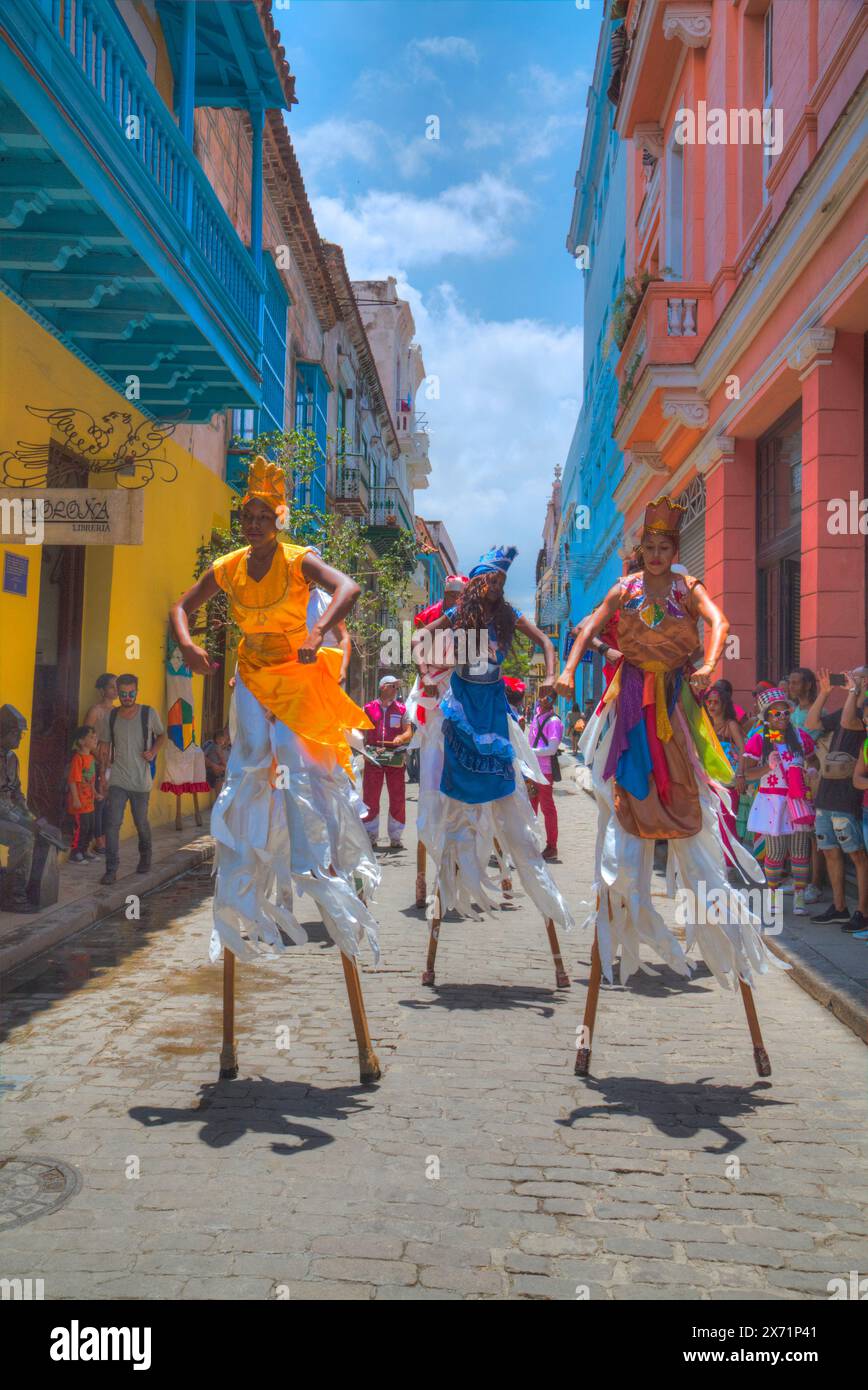 Street dancers, Habana Vieja, Site du patrimoine mondial de l'UNESCO, La Havane, Cuba Banque D'Images